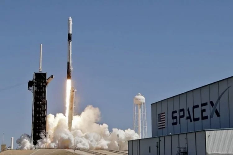SpaceX, 4 astronu taşıyan Falcon-9 roketini fırlattı