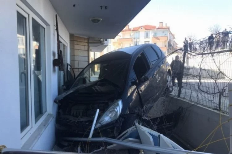 Sürücüsünün kontrolünü kaybettiği otomobil, dairenin balkonuna girdi