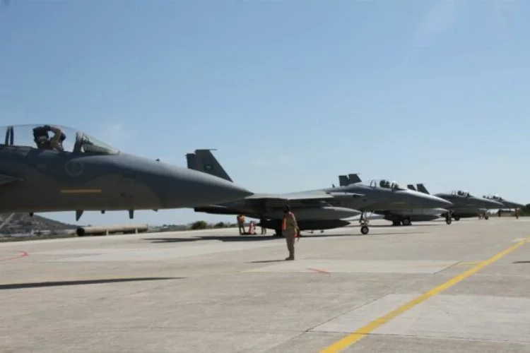 Suudi Arabistan hava kuvvetlerine ait bir F-15 savaş uçağı düştü