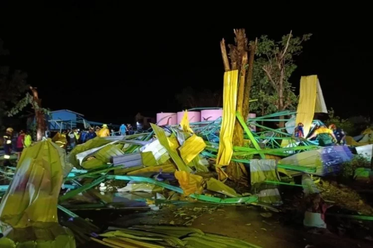 Tayland'da okul bahçesinin çatısı çöktü
