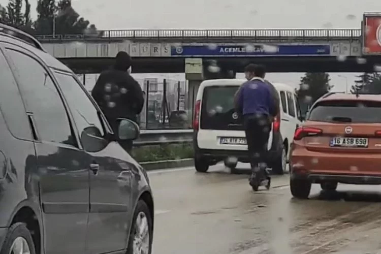 Trafikte tehlikeli scooter yolculuğu