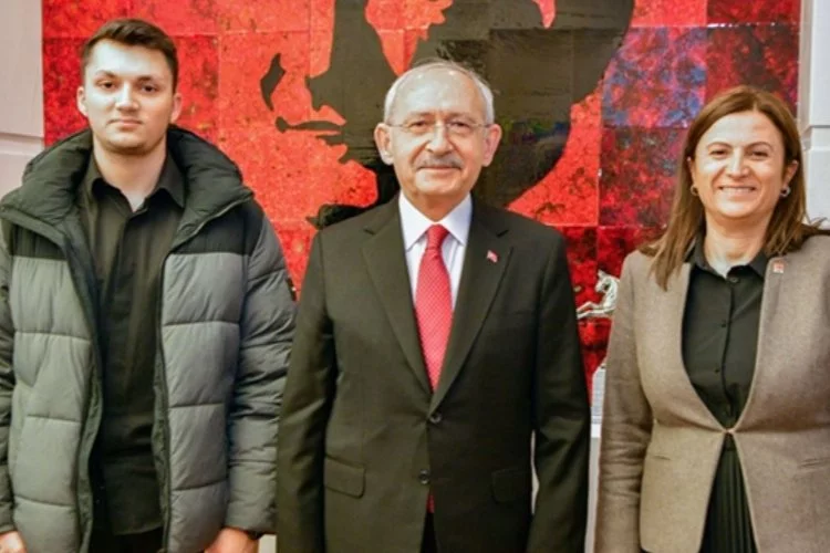 Türkan Elçi, CHP'ye katıldı: Rozetini Kılıçdaroğlu taktı
