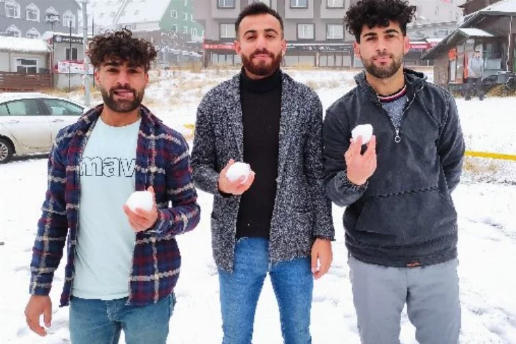 Uludağ'da karı, ateş yakıp kar topu oynayarak karşıladılar