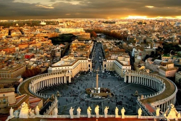 Vatikan Şehir Devleti'ne aracıyla zorla giren kişi yakalandı