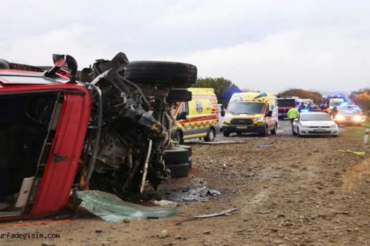 Yolcu otobüsü ile kamyonun çarpıştığı kazada 12 kişi yaralandı