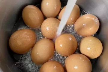 Yumurta haşlarken suya 1 adet ekleyin, gözlerinize inanamayacaksınız!