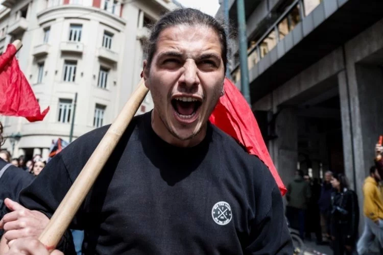 Yunanistan 20 bin kişi tren kazasını protesto etti