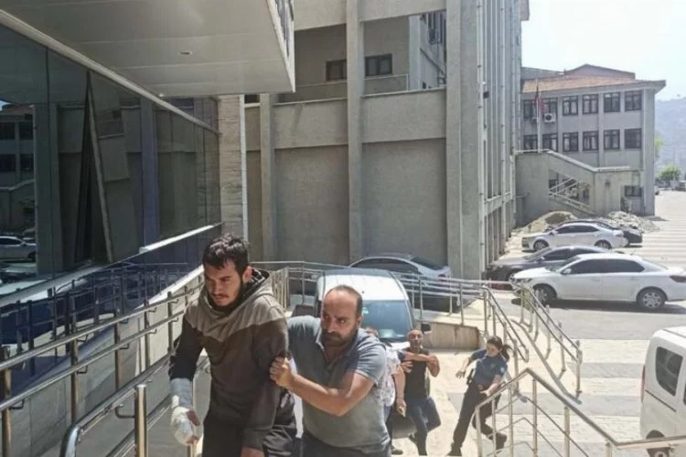 Zonguldak'ta sokakta tanımadığı kadına yumruk attı
